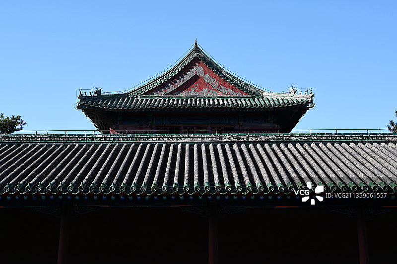 中式传统宫廷建筑廊檐房屋宫殿灰砖琉璃瓦图片素材