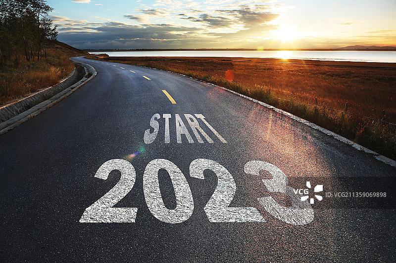 2023新年日出时分在公路上飞驰图片素材