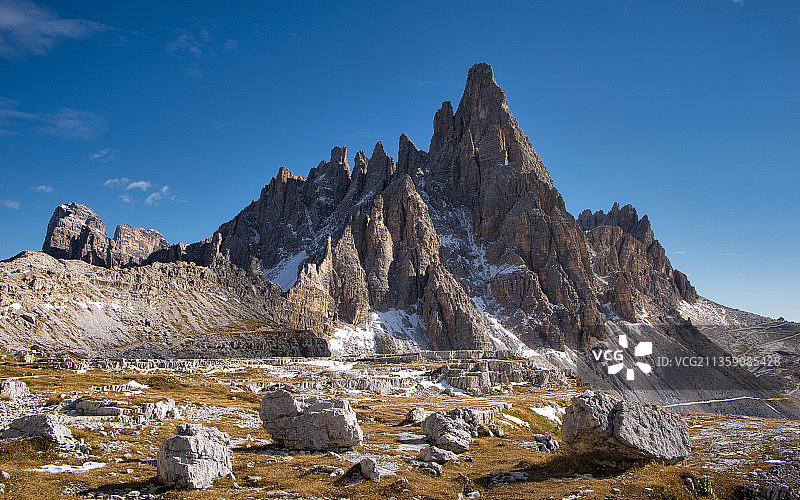 意大利，白雪皑皑的山脉映衬着天空的景色图片素材