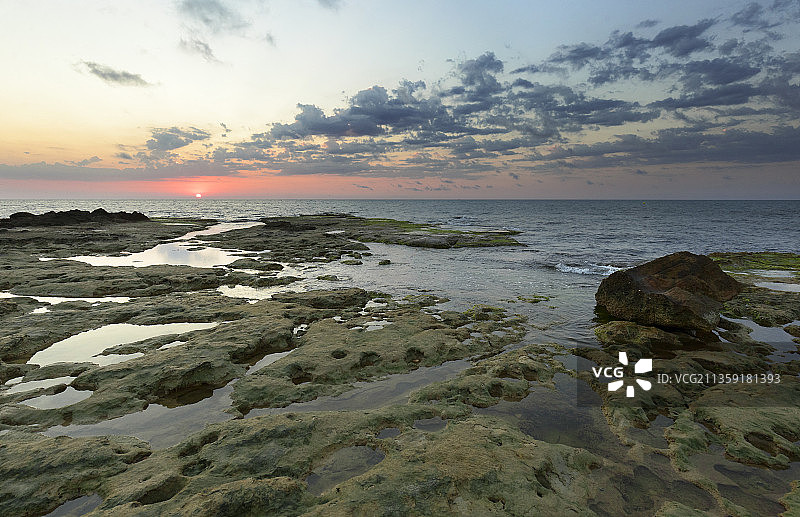 西班牙阿利坎特，日落时海天映衬的风景图片素材