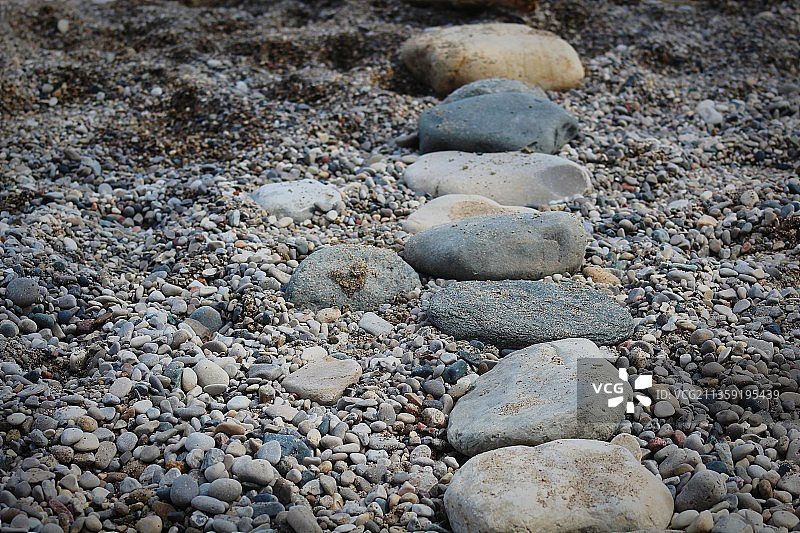 海滩上的石头的高角度视图图片素材