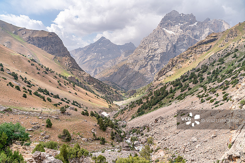 高耸入云的塔吉克斯坦山景图片素材