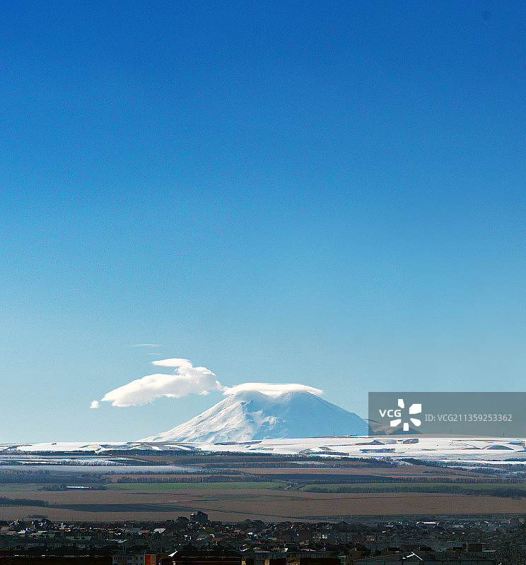 白雪皑皑的山脉映衬着清澈的蓝天图片素材