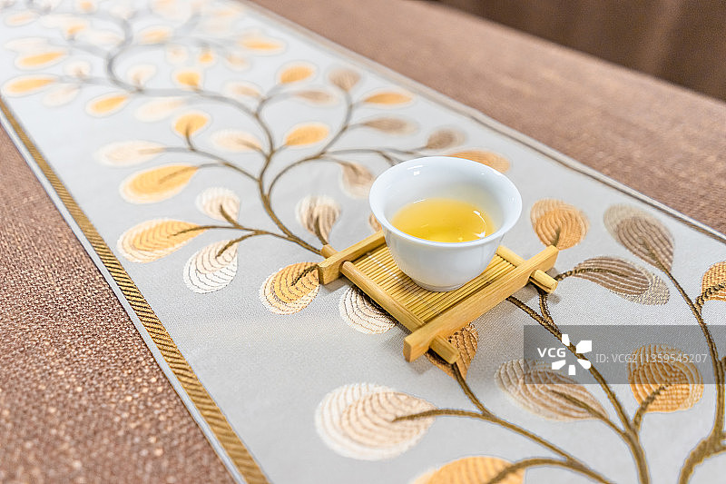 中国山东泰安茶室里茶桌上的一杯茶图片素材
