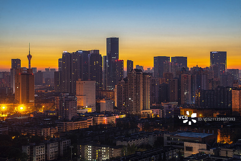 日出前的四川省成都市天际线图片素材