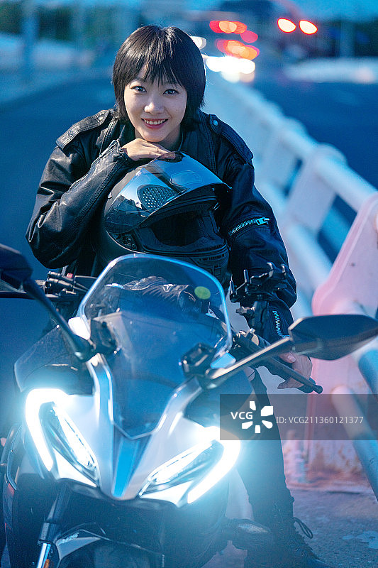 骑着摩托车的女青年图片素材