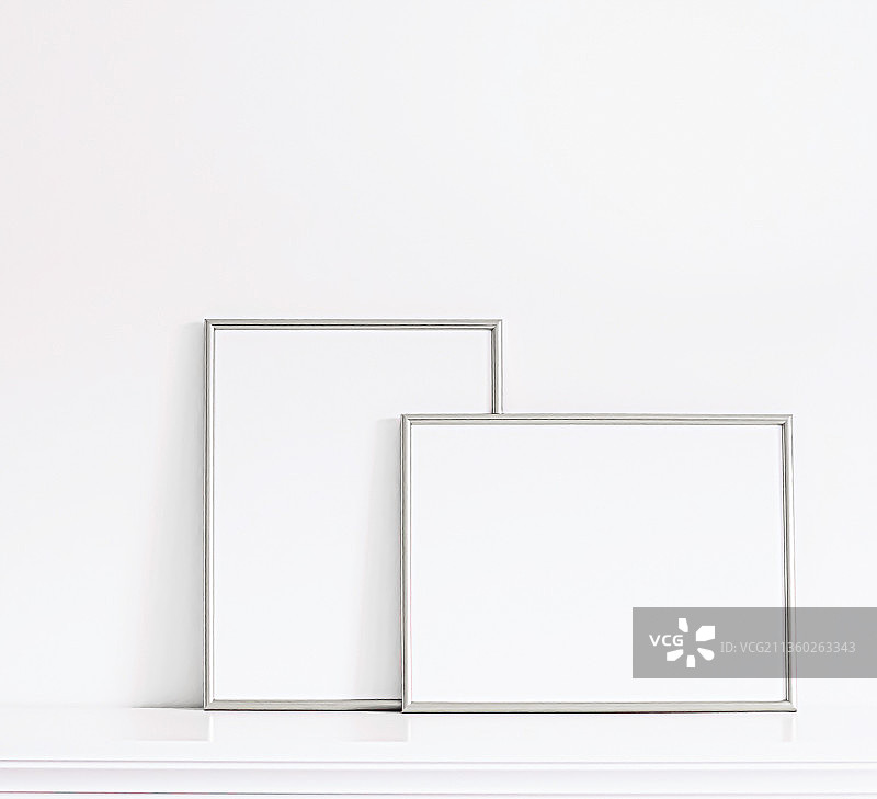银色框架上的白色家具，豪华家居装饰和设计图片素材
