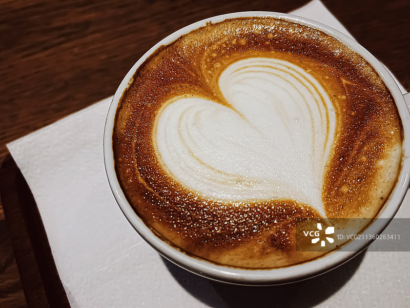 咖啡休息和浪漫的心情概念杯焦糖卡布奇诺与图片素材