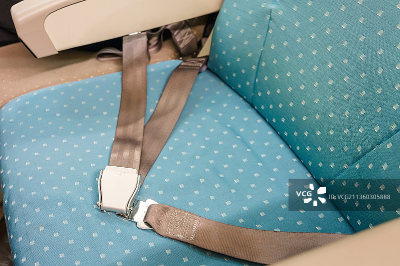 为了安全，商用飞机的乘客座位上要系上安全带图片素材