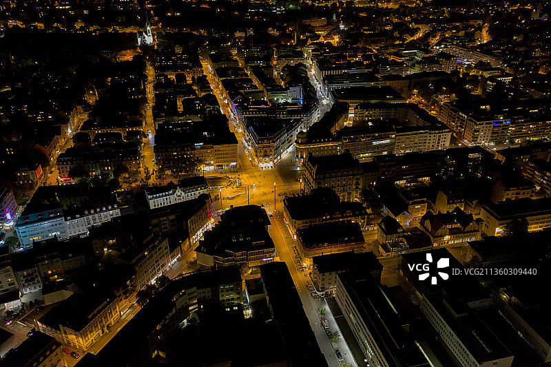 贝尔中心广场，瑞士，夜晚城市建筑的高视角图片素材