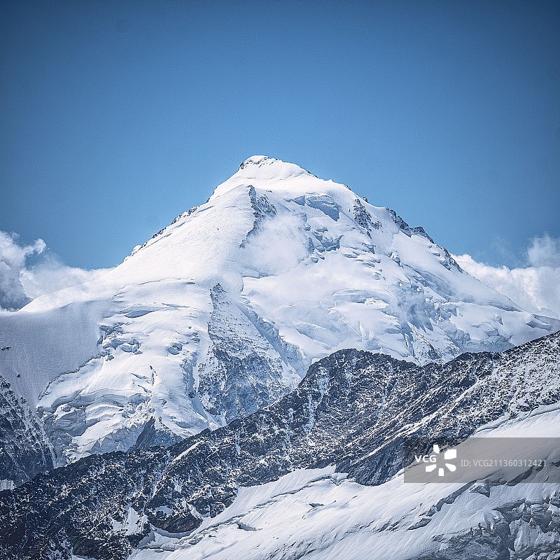 Aletschhorn，瑞士，白雪皑皑的山脉映衬着清澈的蓝天图片素材