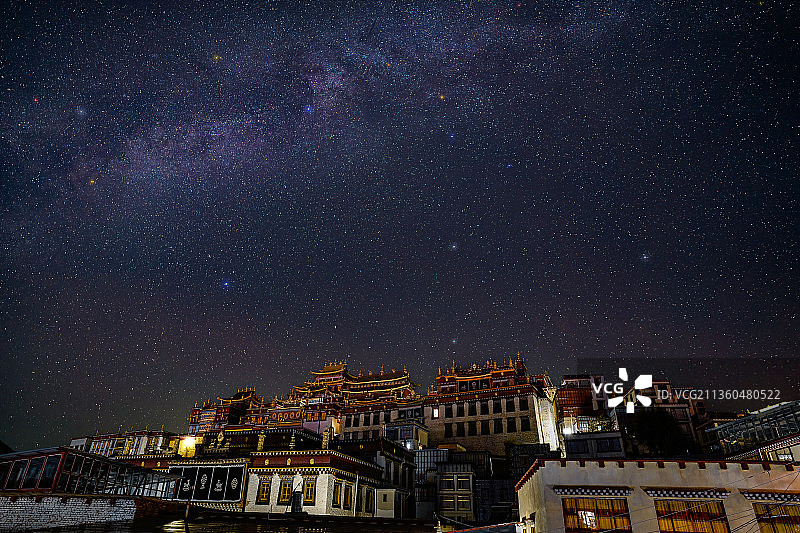 噶丹·松赞林寺冬季星空图片素材