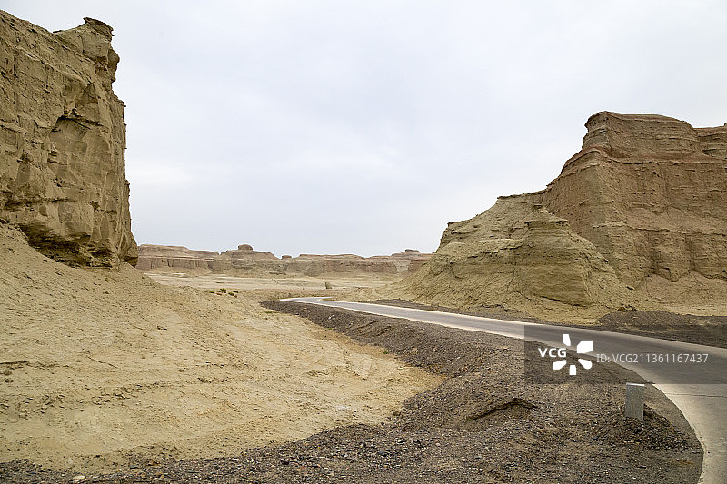 中国新疆克拉玛依魔鬼城荒芜的戈壁道路图片素材