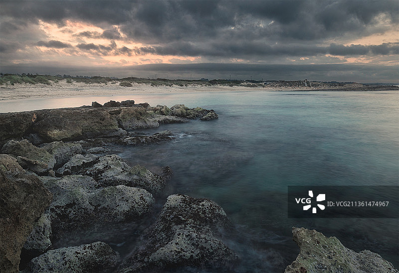 意大利普利亚，日落时海天映衬的风景图片素材