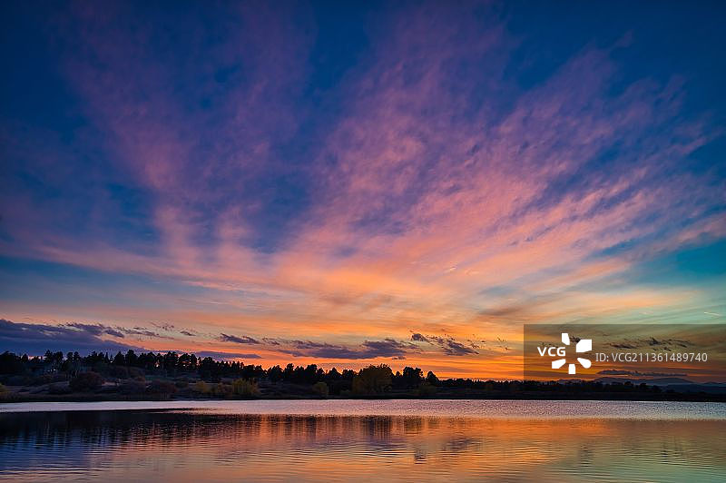 宾翰湖的日落，日落时湖面对天空的景色，帕克，科罗拉多，美国，美国图片素材