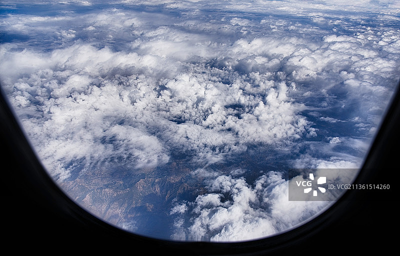 云层之上，透过飞机窗户看到的景象图片素材