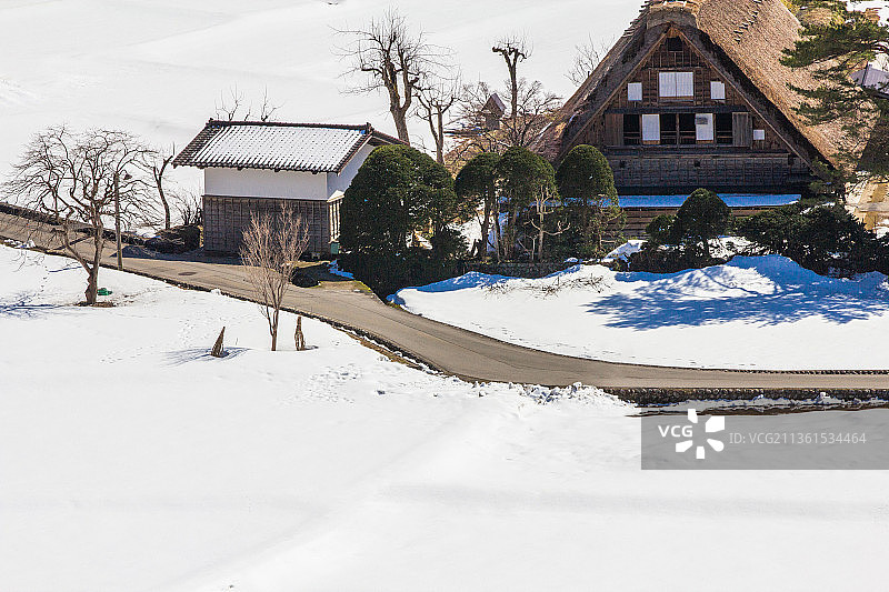 雪后日本合掌屋村落阳光积雪图片素材