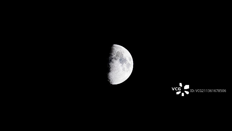 月亮之夜，在晴朗的夜空下，月亮的低角度视角图片素材