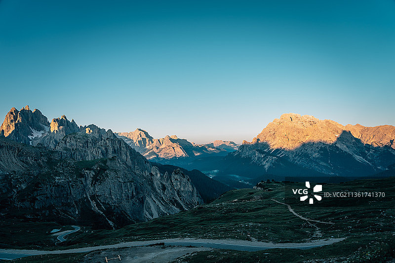 第一缕阳光，意大利Drei Zinnen湛蓝天空下的山景图片素材