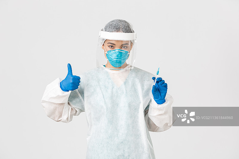 Covid-19、冠状病毒病、医护人员概念自信、白色背景下戴外科口罩的女医生肖像图片素材