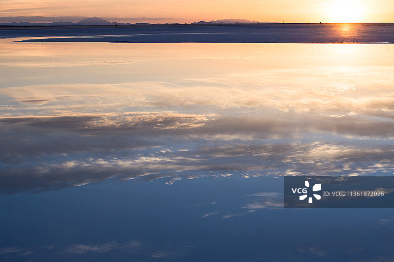 天空的反射，云景在日落时的鸟瞰图，乌尤尼，玻利维亚图片素材