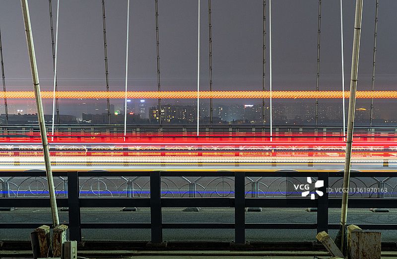 桥上的车轨，远处的城市夜景图片素材