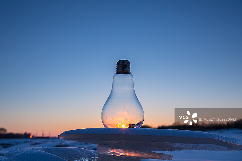 日落时分冰面上的灯泡，节能环保，能源主题图片素材