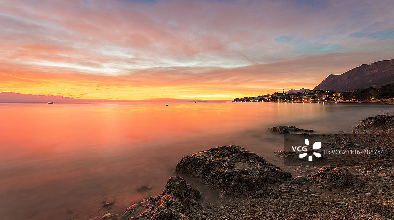 辉光，风景的海反对戏剧性的天空日落，，克罗地亚图片素材