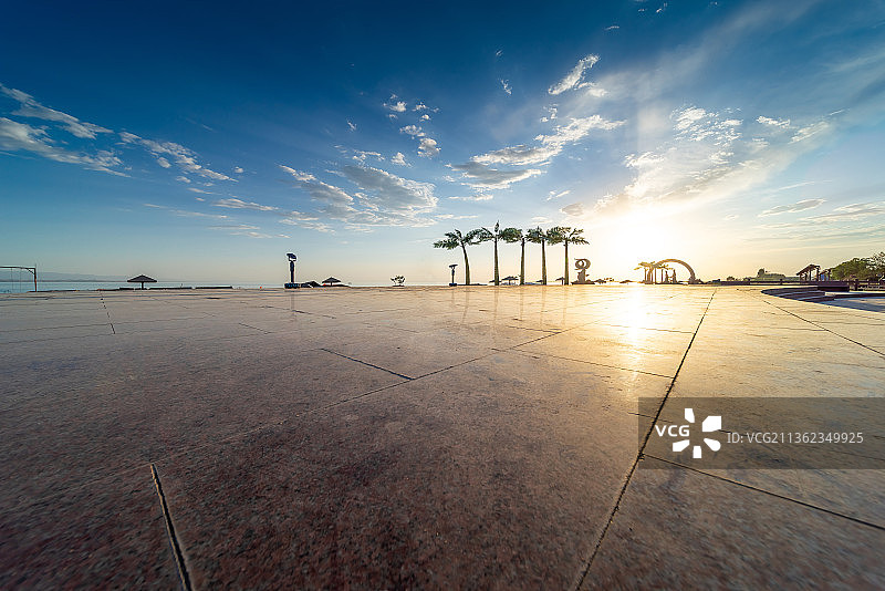 新疆博斯腾湖金沙滩景区中心广场云天空平台日落逆光图片素材