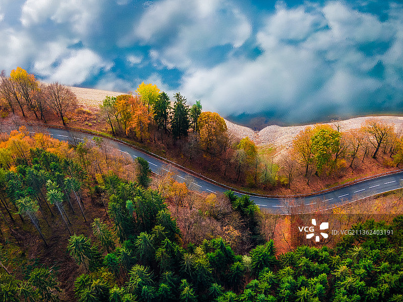 空中景观，风景的道路对天空在秋天图片素材