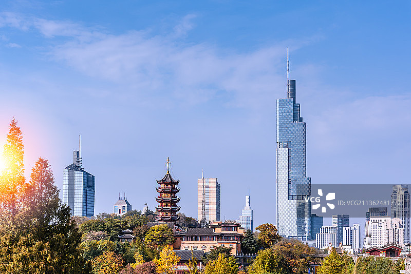 中国南京明城墙鸡鸣寺和CBD高楼大厦图片素材