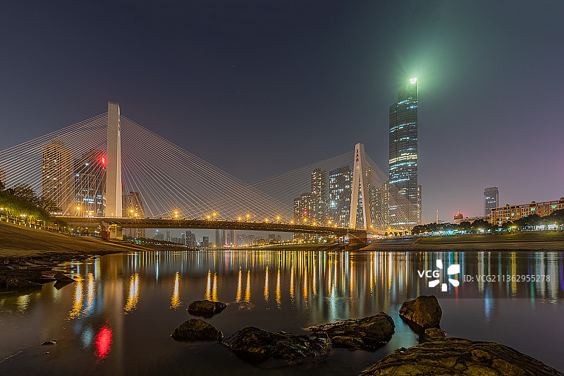 武汉市月湖桥与越秀金融中心大厦图片素材