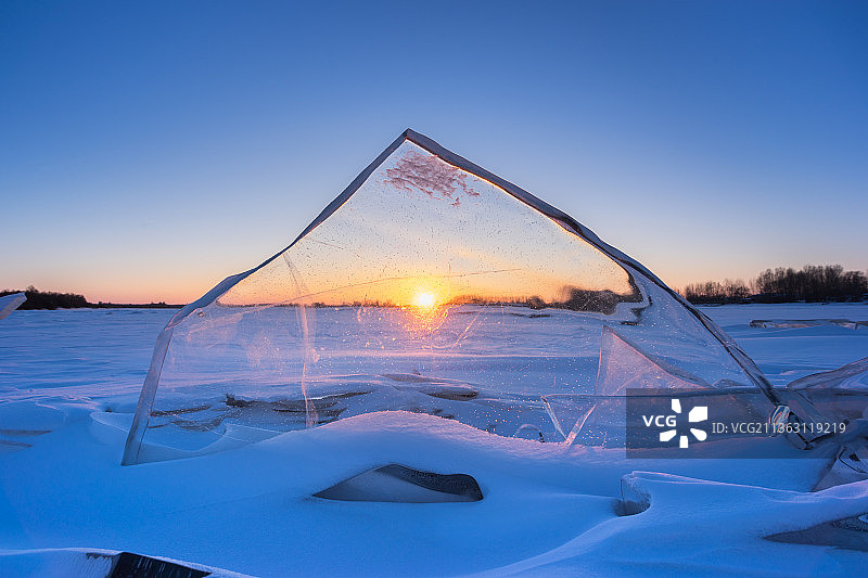 冬天嫩江冰面上的日落图片素材