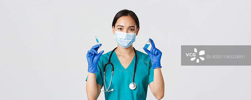 女医生的肖像，在白色背景下戴着外科口罩图片素材