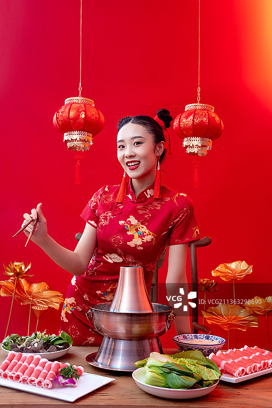 国潮美少女和中国传统食品图片素材