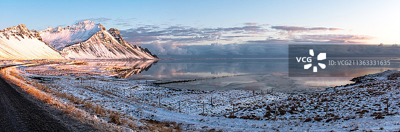 冰岛全景，在夕阳下，雪山映衬下的湖面图片素材