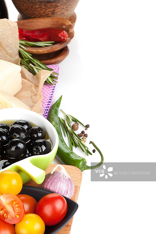 帕尔马干酪，橄榄，番茄，香草和香料，白色背景上的食物的高角度视图图片素材