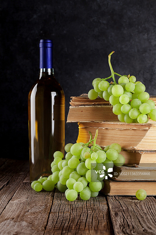 白葡萄酒和葡萄，餐桌上葡萄和葡萄的特写镜头图片素材