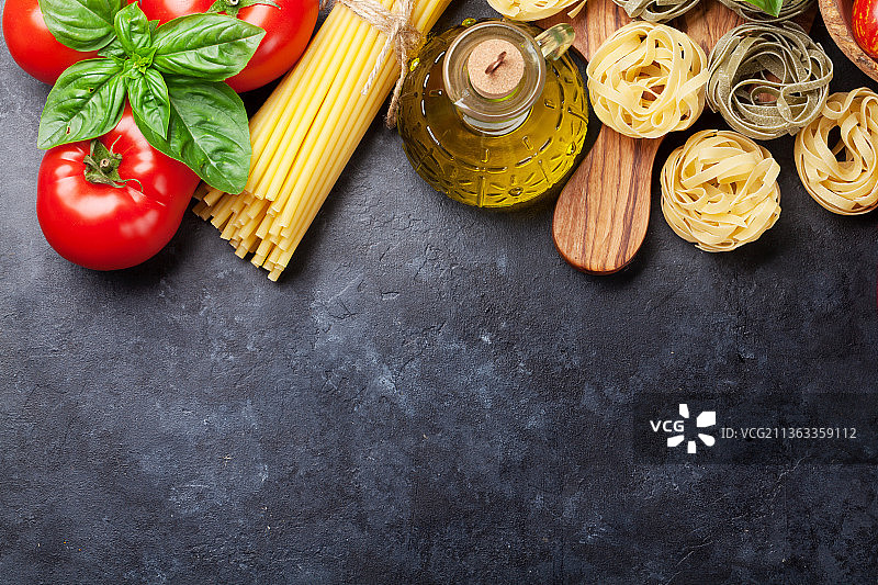 意大利食物烹饪，意大利面和配料的特写图片素材