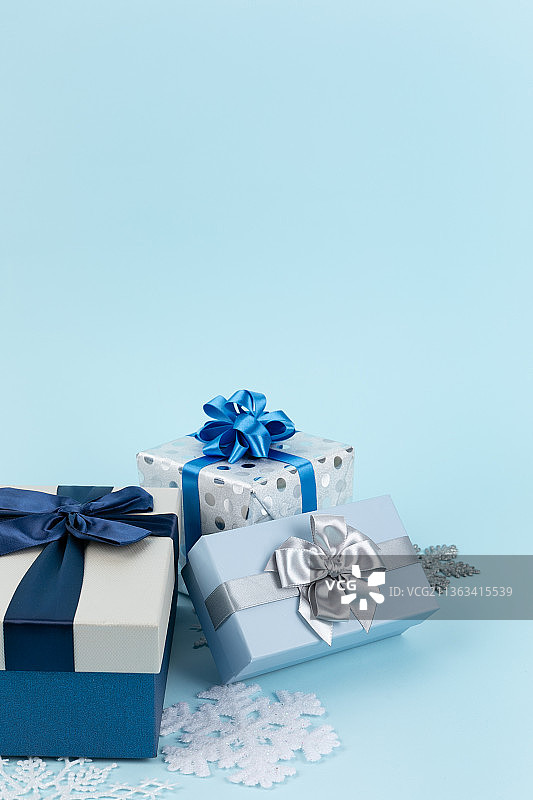 圣诞概念与礼品盒和装饰在蓝色背景图片素材