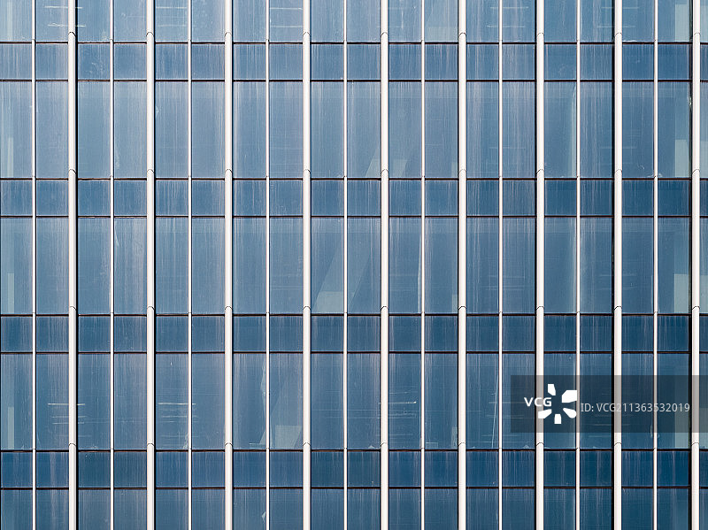 现代摩天大楼的玻璃幕墙图片素材