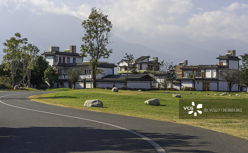 中国云南省大理市洱海生态廊道边的S型道路和房屋图片素材