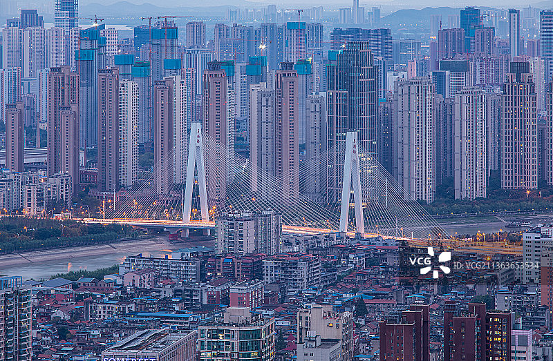 武汉市月湖桥汉口旧城区与汉阳新楼盘图片素材