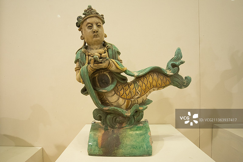 北京中国国家博物馆黄绿琉璃釉人鱼瓦明代图片素材