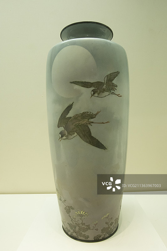 北京中国国家博物馆野菊飞鸟纹七宝珐琅瓶这是日本赠送清朝的礼物图片素材