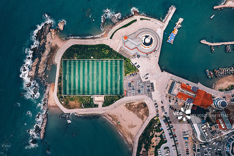 山东省青岛市海边足球场航拍城市风光图片素材