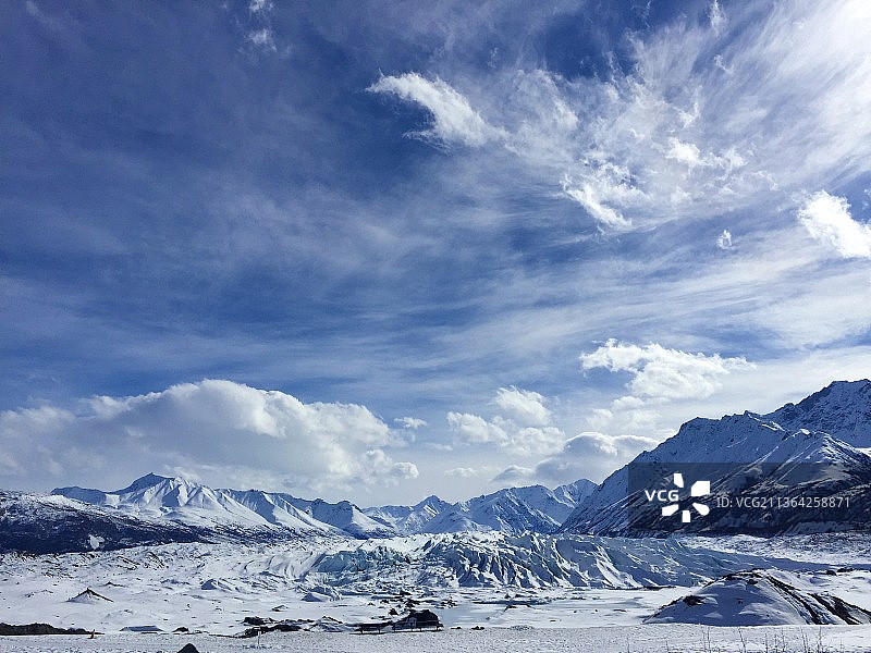 阿拉斯加的风景，雪山对着天空的风景，阿拉斯加，美国，美国图片素材