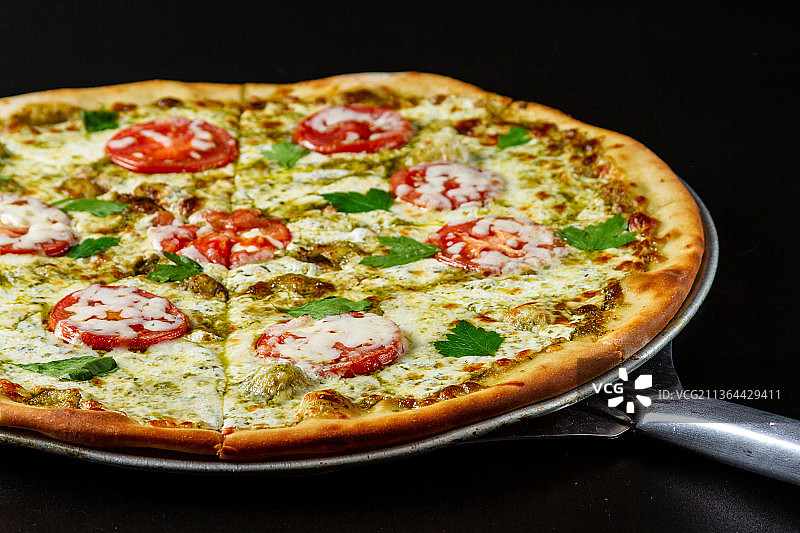 意大利食物，披萨在黑色背景的特写图片素材