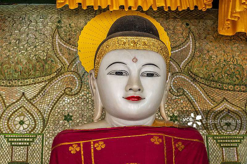 缅甸大金塔，缅甸大金塔上的佛像图片素材