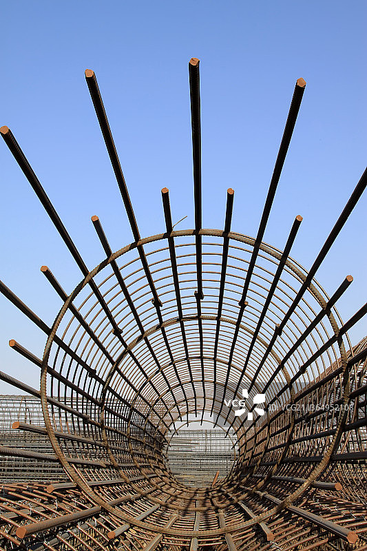 河北滦南那彦桥建筑工地上的钢筋构件图片素材